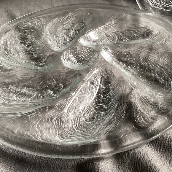 SET OF TWO VINTAGE ARCOROC FRANCE CLEAR GLASS OYSTER PLATES - Picture 5 of 9